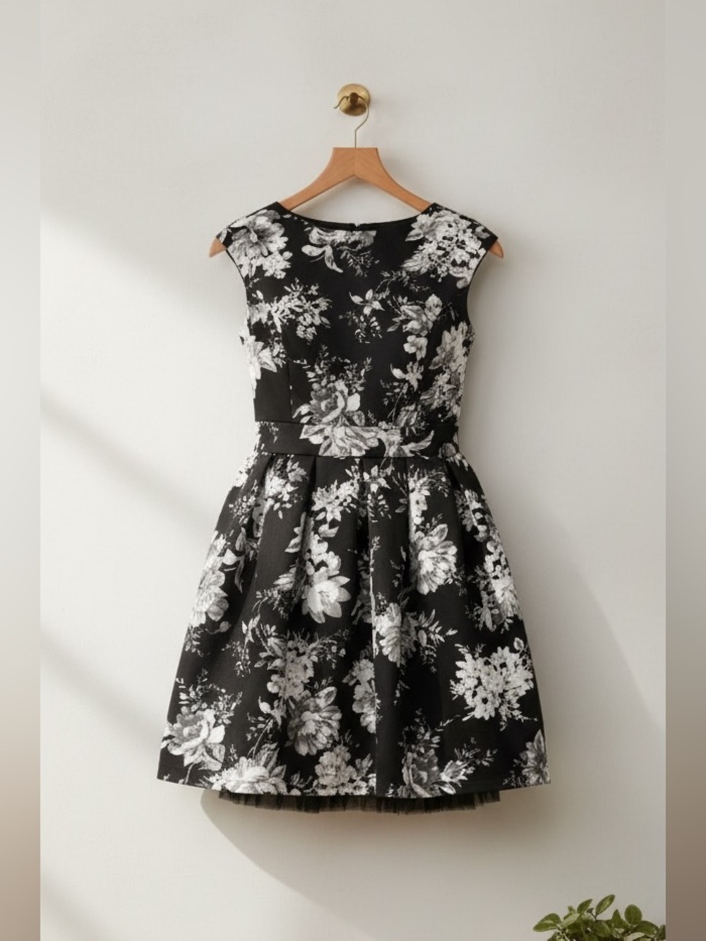 Emerald Sundae Floral Party Dress with Tulle Underskirt Black White Size M